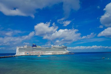 Cozumel, Meksika - 23 Şubat 2017: Güzel Norwegian Epic cruise, Cozumel limanda Cozumel Adası ziyaret