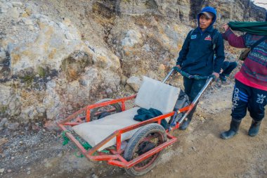 Kaweh Ijen'de, Endonezya - 3 Mart, 2017: Yerel madenciler için taşıma kükürt ve ekipman el arabası--dan benim kullanarak bulunan volkanik krater, yüksek irtifa peyzaj içinde
