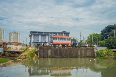 Jakarta, Endonezya - 5 Mart, 2017: küçük su hidroelektrik tesisi bulunan şehir mahallede