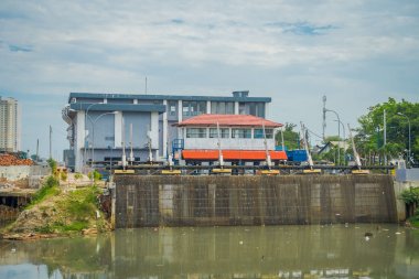 Jakarta, Endonezya - 5 Mart, 2017: küçük su hidroelektrik tesisi bulunan şehir mahallede
