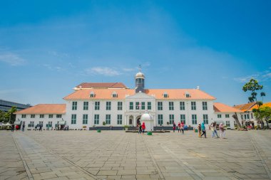 Jakarta, Endonezya - 3 Mart, 2017: Jakarta Tarih Müzesi dan güzel güneşli bir günde plaza arasında görüldüğü gibi bina