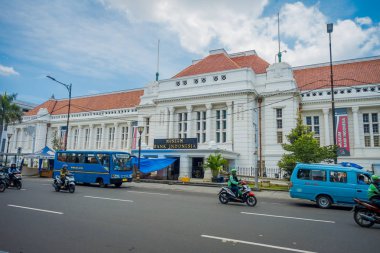 Jakarta, Endonezya - 3 Mart, 2017: banka Müze binası karşısındaki sokak, çok güzel cephe, yolda önünde trafik ışık görüldü