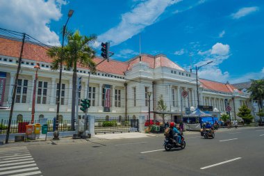 Jakarta, Endonezya - 3 Mart, 2017: banka Müze binası karşısındaki sokak, çok güzel cephe, yolda önünde trafik ışık görüldü