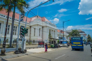 Jakarta, Endonezya - 3 Mart, 2017: banka Müze binası karşısındaki sokak, çok güzel cephe, yolda önünde trafik ışık görüldü