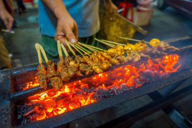 Jakarta, Endonezya: Street barbekü et şiş cızırtılı, çok sıcak ateş yanan ve gıda hazırlama adam