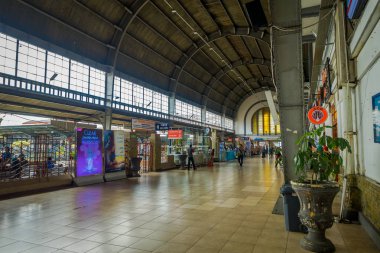 Jakarta, Endonezya - 5 Mart, 2017: tren istasyonu, etrafta dolaşan insanlarla büyük ferah salonu içinde