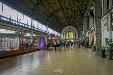 Jakarta, Endonezya - 5 Mart, 2017: tren istasyonu, etrafta dolaşan insanlarla büyük ferah salonu içinde