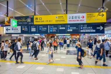 Kyoto, Japonya - 05 Temmuz 2017: İnsanlar Keihan tren istasyonu: Kyoto, Japan, acele et. Keihan demiryolu şirketi 1949 yılında kurulmuş ve arasında Japonya'nın en işlek
