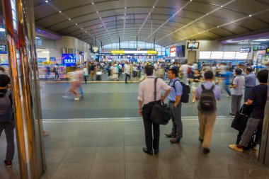 Kyoto, Japonya - 05 Temmuz 2017: İnsanlar Keihan tren istasyonu: Kyoto, Japan, acele et. Keihan demiryolu şirketi 1949 yılında kurulmuş ve arasında Japonya'nın en işlek