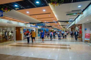 Kyoto, Japonya - 05 Temmuz 2017: İnsanlar Keihan tren istasyonu: Kyoto, Japan, acele et. Keihan demiryolu şirketi 1949 yılında kurulmuş ve arasında Japonya'nın en işlek