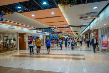 Kyoto, Japonya - 05 Temmuz 2017: İnsanlar Keihan tren istasyonu: Kyoto, Japan, acele et. Keihan demiryolu şirketi 1949 yılında kurulmuş ve arasında Japonya'nın en işlek