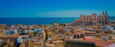 Palma De Mallorca, İspanya - 18 Ağustos 2017: Palma de Mallorca horizont Palma de güzel bir mavi güneşli gün ile Santa Maria Katedrali kentin çatıları güzel görünümünü