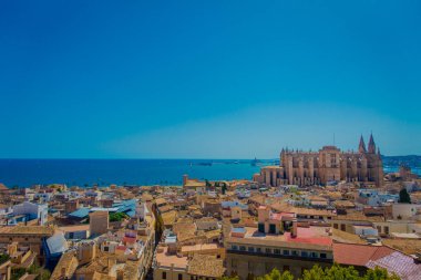 Palma De Mallorca, İspanya - 18 Ağustos 2017: Palma de Mallorca horizont Palma de güzel bir mavi güneşli gün ile Santa Maria Katedrali kentin çatıları güzel görünümünü