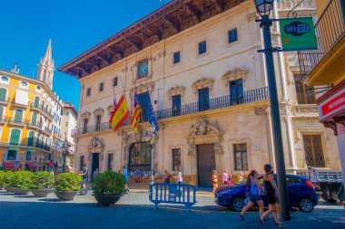Palma De Mallorca, İspanya - 18 Ağustos 2017: Palma de Mallorca, İspanya mavi gökyüzü ile güzel bir günde sokaklarda yürüyüş tanımlanamayan kişi