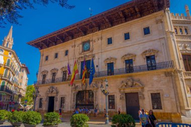 Palma De Mallorca, İspanya - 18 Ağustos 2017: Palma de Mallorca, İspanya mavi gökyüzü ile güzel bir günde sokaklarda yürüyüş tanımlanamayan kişi