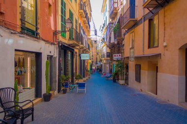 Palma De Mallorca, İspanya - 18 Ağustos 2017: sokakta oturan ve Palma de Mallorca, İspanya güzel eski sokaklarında zevk tanımlanamayan kişi