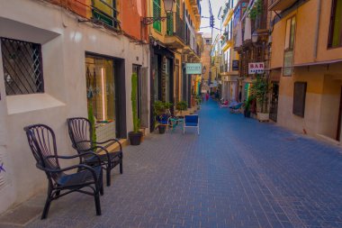 Palma De Mallorca, İspanya - 18 Ağustos 2017: sokakta oturan ve Palma de Mallorca, İspanya güzel eski sokaklarında zevk tanımlanamayan kişi