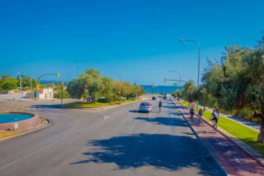 Palma De Mallorca, İspanya - 18 Ağustos 2017: Bisiklet ve çevresinde Palma de Mallorca şehir Palma de Mallorca, İspanya güzel mavi güneşli gününde yürüyüş tanımlanamayan kişi