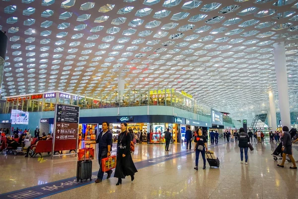 SHENZEN, CHINA - 29 DE JANEIRO DE 2017: Salões de conexão do terminal do aeroporto, design moderno de arquitetura de interiores, vidro misturado com painéis brancos, restaurantes de lojas e algumas pessoas ao redor — Fotografia de Stock
