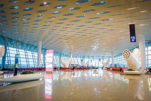 中国深圳-2017 年 1 月 29 日： 区内机场码头闸口，非常漂亮的现代建筑室内设计，大玻璃表面提供天然轻质混合白板，很少人和 — 图库照片
