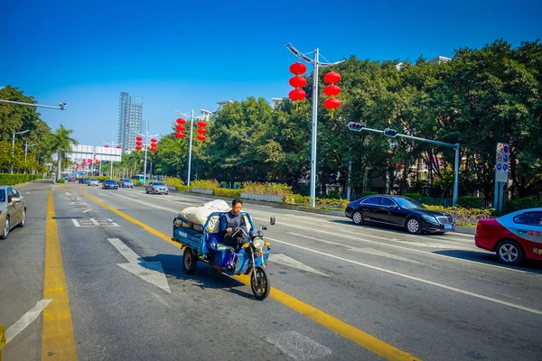 SHENZEN, CHINA - 29 ENERO 2017: Calles interiores y alrededores, hermosa mezcla de áreas verdes combinadas con edificios, arquitectura moderna, tráfico ligero, cielos totalmente azules — Foto de Stock