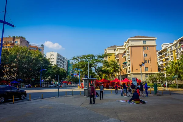 SHENZEN, CHINA - 29 DE JANEIRO DE 2017: Ruas internas da cidade e arredores, bela mistura de árvores verdes combinadas com edifícios, arquitetura moderna, tráfego leve, céus totalmente azuis — Fotografia de Stock