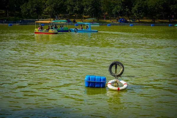 SHENZEN, CINA - 29 GENNAIO 2017: All'interno del parco Lian Hua Shan, ampia area ricreativa, lago d'acqua circondato da alberi con barche a noleggio, turisti che godono di un bellissimo cielo blu , — Foto Stock