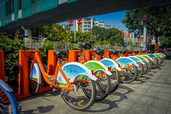 深セン, 中国 - 2017 年 1 月 29 日: 市自転車駐車場、街の通りに自動機に接続されているオレンジ色の自転車の行 — ストック写真