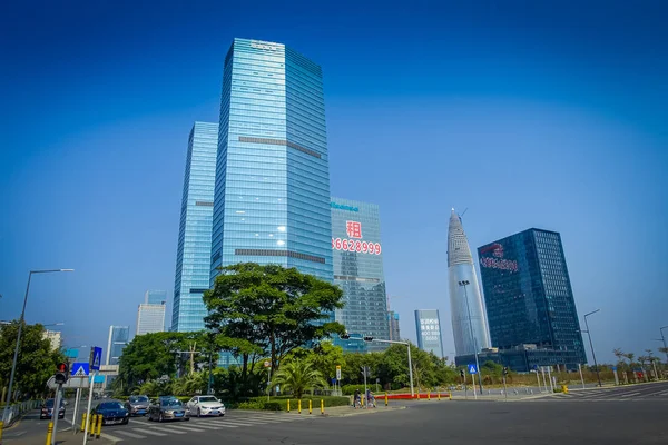 SHENZEN, CHINA - 29 DE JANEIRO DE 2017: bairro Nan Shan, ruas do centro da cidade e arredores, bela mistura de árvores verdes combinadas com edifícios, arquitetura moderna, tráfego leve, totalmente azul — Fotografia de Stock