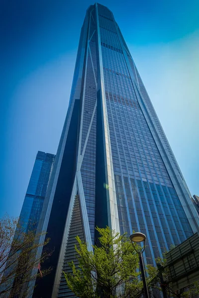 SHENZEN, CHINA - 29 DE JANEIRO DE 2017: Famosa Ping An Tower vista do nível da rua, tamanho impressionante e design moderno elegante, belo céu azul — Fotografia de Stock