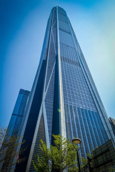 SHENZEN, CHINA - 29 DE JANEIRO DE 2017: Famosa Ping An Tower vista do nível da rua, tamanho impressionante e design moderno elegante, belo céu azul — Fotografia de Stock