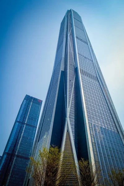 SHENZEN, CHINA - 29 DE JANEIRO DE 2017: Famosa Ping An Tower vista do nível da rua, tamanho impressionante e design moderno elegante, belo céu azul — Fotografia de Stock
