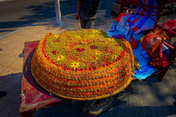 SHENZEN, CHINE - 29 JANVIER 2017 : Vendeur de rue vendant du turron arabe traditionnel, mélange sucré de fruits secs et de noix diverses — Photo