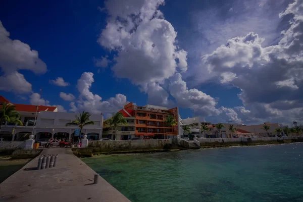 COZUMEL, MEXICO - MARCH 23, 2017: Beautiful vacation resort of Cozumel with some natural buildings, gorgeous blue ocean and sky — Stock Photo, Image