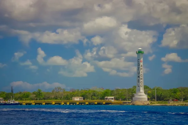 COZUMEL, MEXICO - MARCH 23, 2017: Beautiful attraction of Cozumel with some natural buildings and yachts, gorgeous blue ocean and sky. — Stock Photo, Image