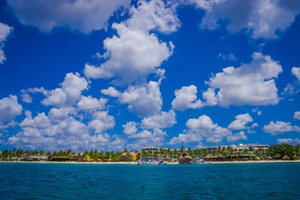 Bella attrazione di Cozumel con alcuni edifici naturali e yacht, splendido oceano blu e cielo — Foto Stock