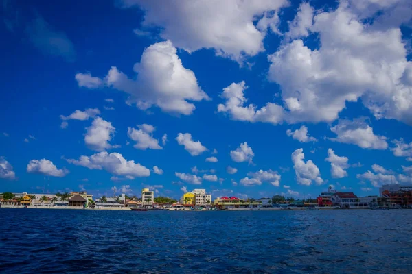 Piękny port Cozumel z łodzi i budynki za — Zdjęcie stockowe