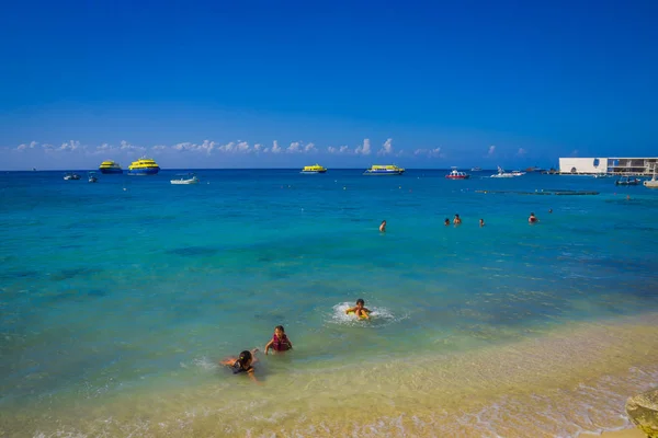 COZUMEL, MÉXICO - 23 DE MARZO DE 2017: Hermosa arena amarilla en una hermosa playa, los turistas disfrutan de nadar allí — Foto de Stock