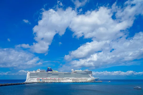 COZUMEL, MEXICO - MARCH 23, 2017: The beautiful cruise Norwegian Epic, in Cozumel Port visit the island — Stock Photo, Image