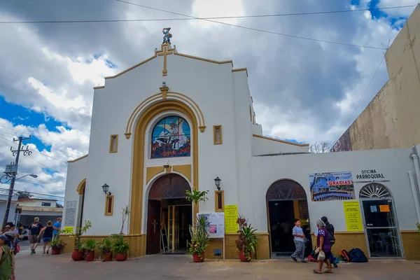 Cozumel, Мексика - 23 березня 2017: Церква Сан-Мігель сповнена turist, яка зробила втрачати свої оригінальні приваблива, процесії люди проходять через місто, 8 квітня, під час святкування Пасхи маси — стокове фото