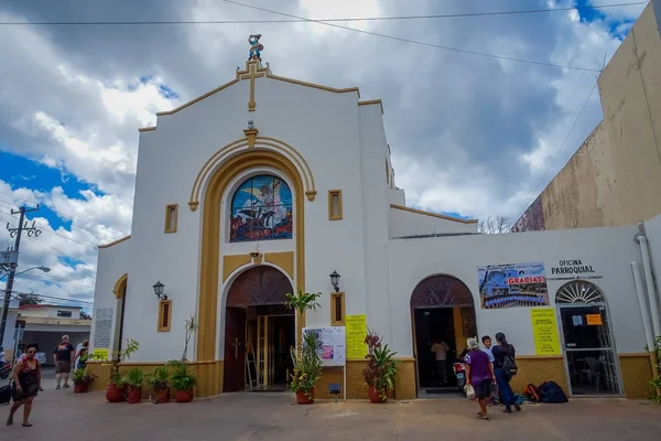 COZUMEL, MESSICO - 23 MARZO 2017: La Chiesa di San Miguel è piena di turista che ha fatto perdere la loro originale attrattiva, la processione delle persone passa per la città l '8 aprile, durante le celebrazioni della Messa di Pasqua. — Foto Stock