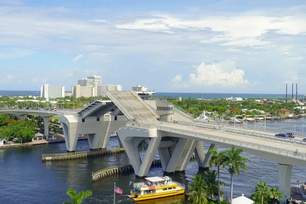 FORT LAUDERDALE, États-Unis - 11 juillet 2017 : Vue aérienne d'un pont ouvert levé pour laisser passer le navire au port de Fort Lauderdale, en Floride — Photo