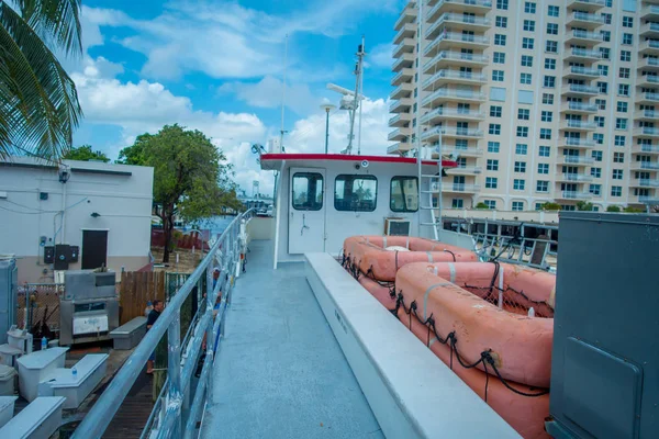 FORT LAUDERDALE, ÉTATS-UNIS - 11 JUILLET 2017 : Vue d'un gros bateau garé dans l'eau sur la jetée du Fort Lauderdale, en Floride — Photo