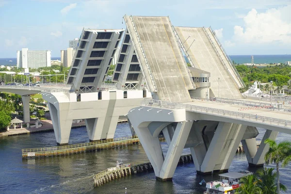 FORT LAUDERDALE, États-Unis - 11 juillet 2017 : Vue aérienne d'un pont ouvert levé pour laisser passer le navire au port de Fort Lauderdale, en Floride — Photo