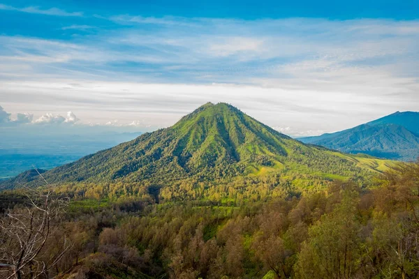 KAWEH IJEN, INDONESIA: Beautiful shot of high altitude landscape with green mountains in the distance — Stock Photo, Image