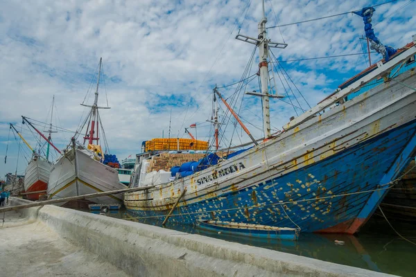 Jakarta, Indonesien - 5 mars 2017: inuti berömda gamla hamnområdet i Jakarta, fiskebåtar som ligger vid hamnen, fiskare som arbetar på en vacker solig dag — Stockfoto