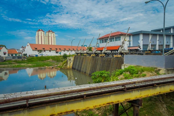 Jakarta, Indonesien - 5 mars 2017: mindre vatten vattenkraftverk ligger i staden grannskapet — Stockfoto