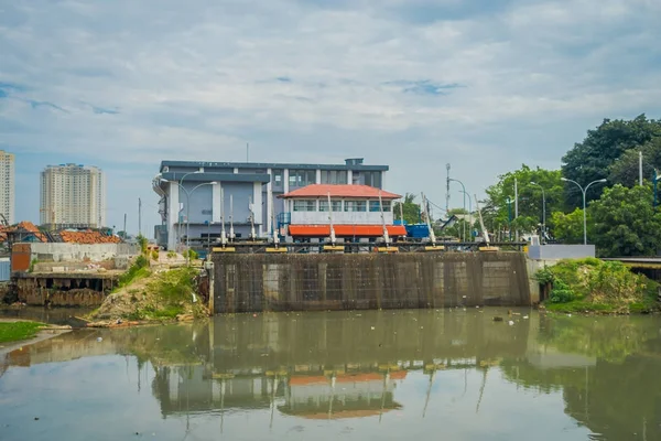 JAKARTA, INDONESIA - 5 DE MARZO DE 2017: Planta hidroeléctrica de agua más pequeña ubicada en el barrio de la ciudad — Foto de Stock