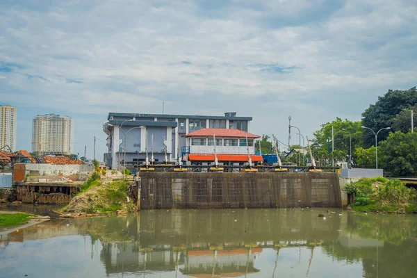 Jakarta, indonesien - 5. märz 2017: kleineres wasserkraftwerk im stadtteil — Stockfoto