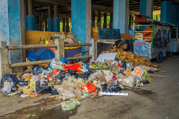 Jakarta, Indonesië: Zakken van afval en andere objecten verspreid over straat in afwachting van afhalen — Stockfoto